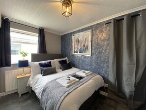 Triple Room (Topaz) | Iron/ironing board, bed sheets - Delovely Hotel (Blackpool)