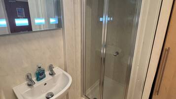 Iron/ironing board, bed sheets