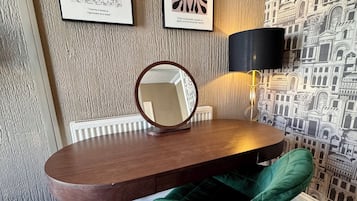 Tabla de planchar con plancha y ropa de cama