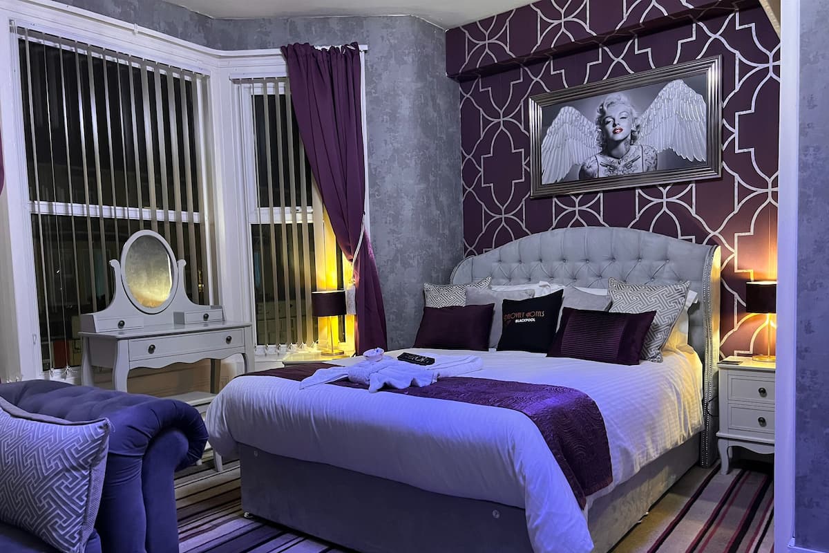 Tweepersoonskamer (The Boudoir) | Een strijkplank/strijkijzer, beddengoed