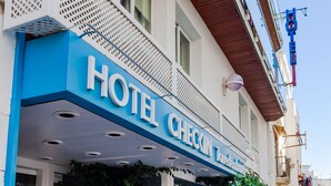Un letrero de hotel con el nombre "HOTEL CHECIN".