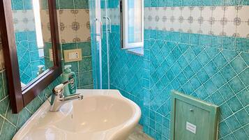 Economy-Zimmer | Badezimmer | Dusche, Regendusche, kostenlose Toilettenartikel, Haartrockner