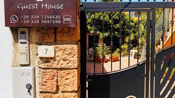 Deluxe-Doppelzimmer | Badezimmer | Dusche, Regendusche, kostenlose Toilettenartikel, Haartrockner