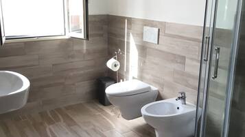 Dusche, Regendusche, kostenlose Toilettenartikel, Haartrockner