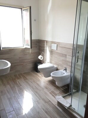 Dusche, Regendusche, kostenlose Toilettenartikel, Haartrockner