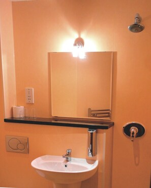 Shower, hair dryer, towels - Newcastle Jesmond Hotel (Newcastle-upon-Tyne)