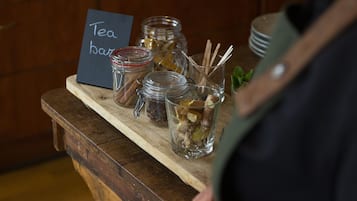 A wooden counter with tea jars and a sign reading "Tea bar".
