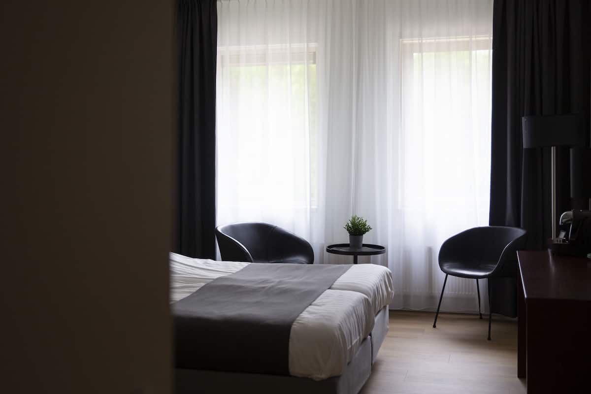 1 bedroom, premium bedding, in-room safe, desk