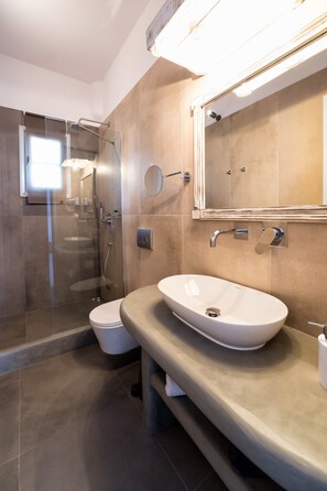 Shower, rainfall showerhead, hair dryer, towels - Tarsa Studios & Apartments (Paros)