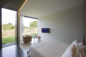 Seprai premium, minibar, brankas, dan meja kerja