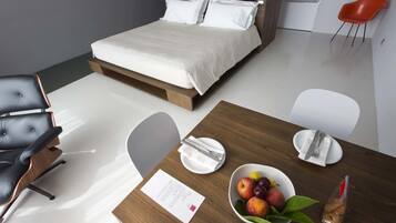 Grand Room (Deluxe - Spa access) | In-room dining