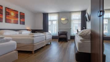 Classic Quadruple Room, Private Bathroom | Individually furnished, desk, iron/ironing board, cots/infant beds