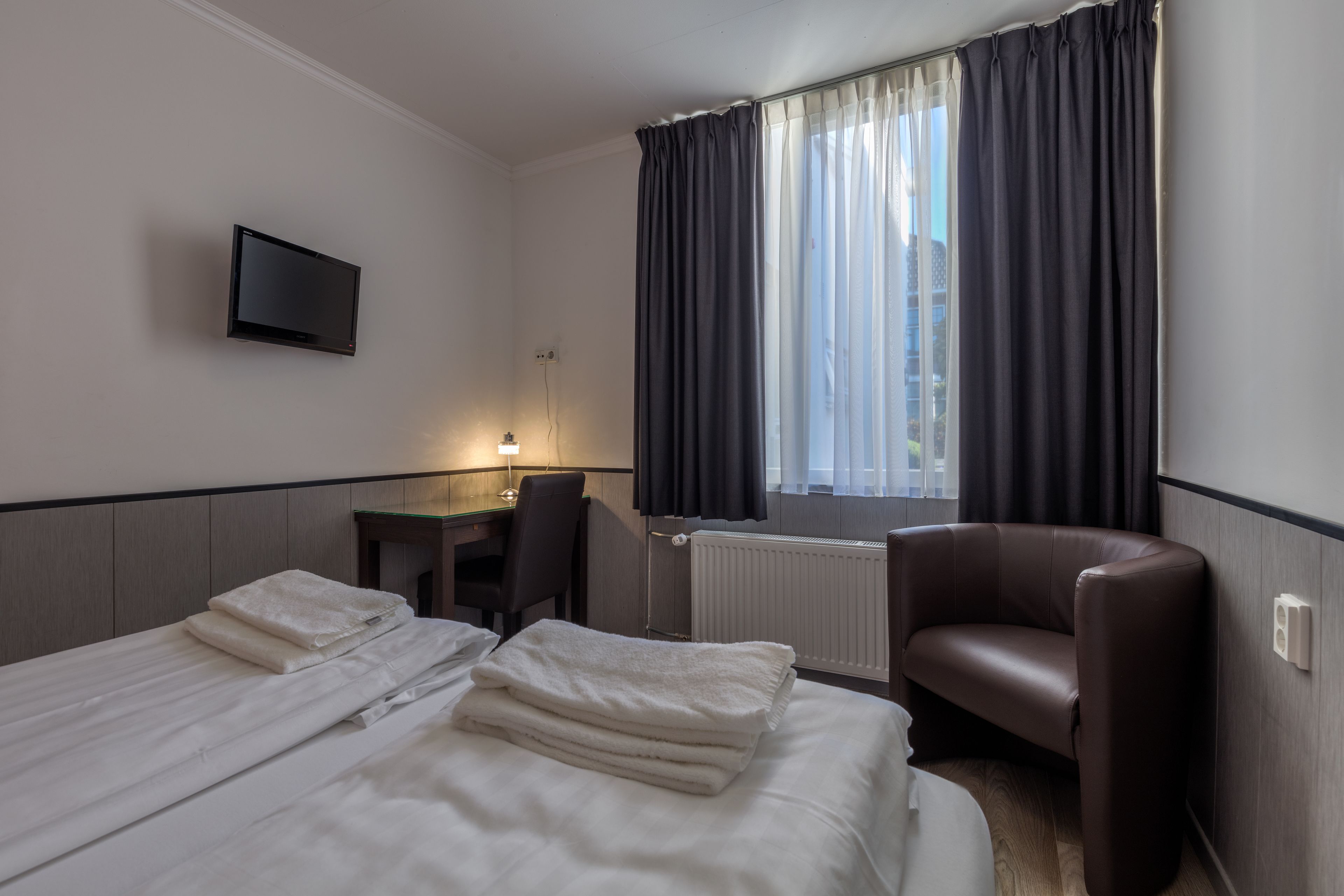 classic double room, private bathroom | individually furnished, desk, iron/ironing board, cots/infant beds