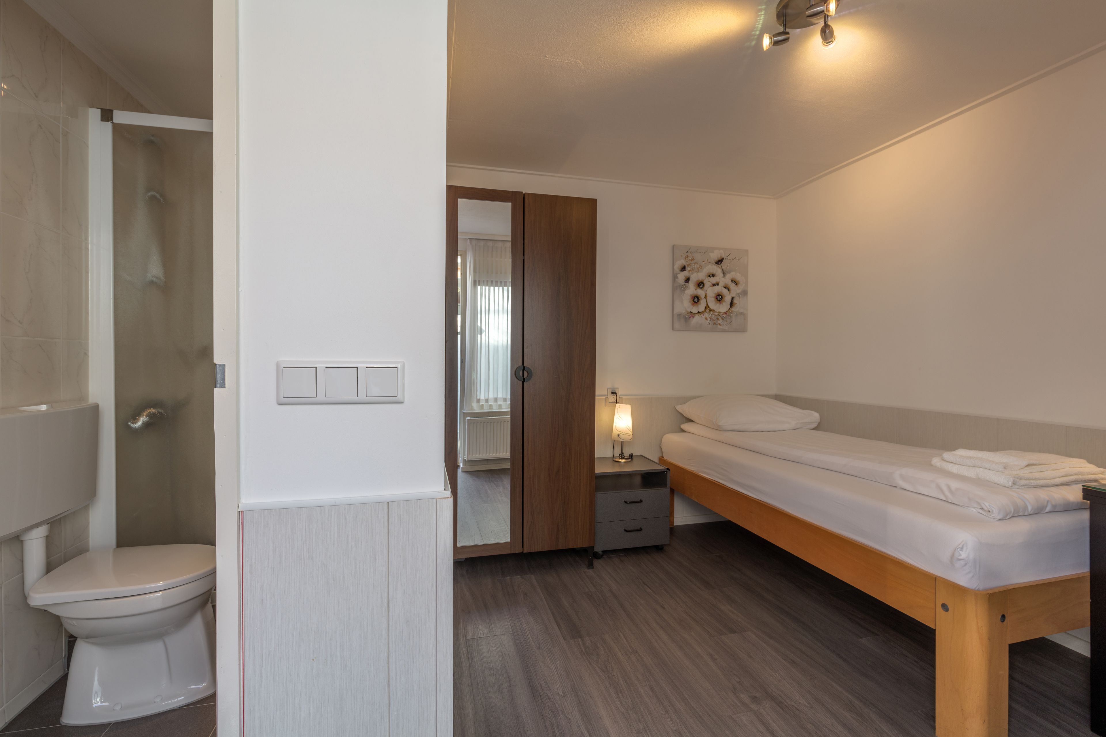 classic single room, private bathroom | bathroom | free toiletries, hair dryer, towels