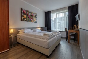 Classic Double Room, Private Bathroom | Individually furnished, desk, iron/ironing board, cots/infant beds - Hotel Pension Randenbroek (Amersfoort)
