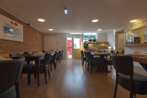 Individuell eingerichtet, Schreibtisch, Bügeleisen/Bügelbrett