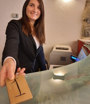 ฝ่ายต้อนรับ