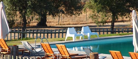 Una piscina al aire libre de temporada