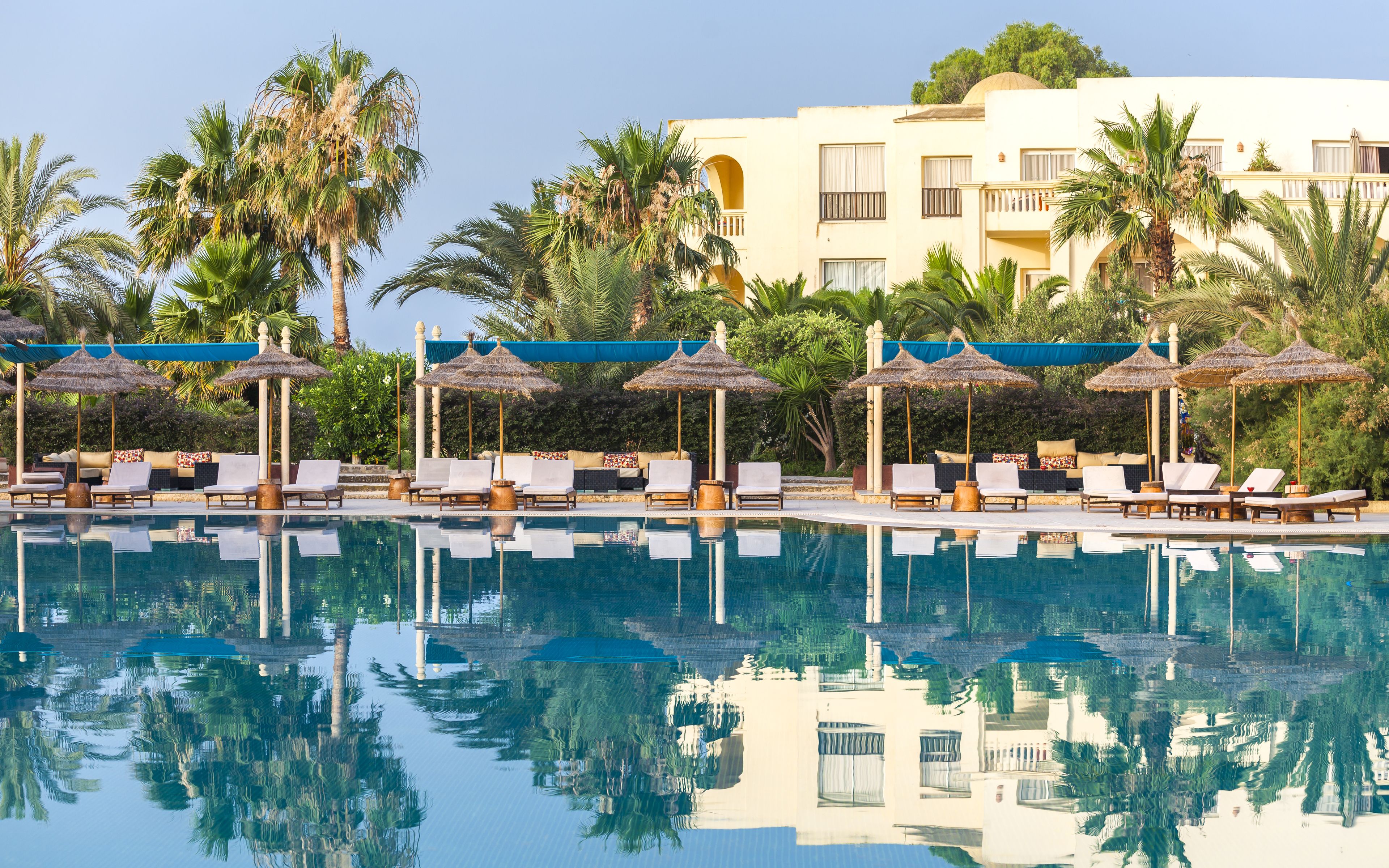 屋内プール、屋外プール、サンラウンジャー