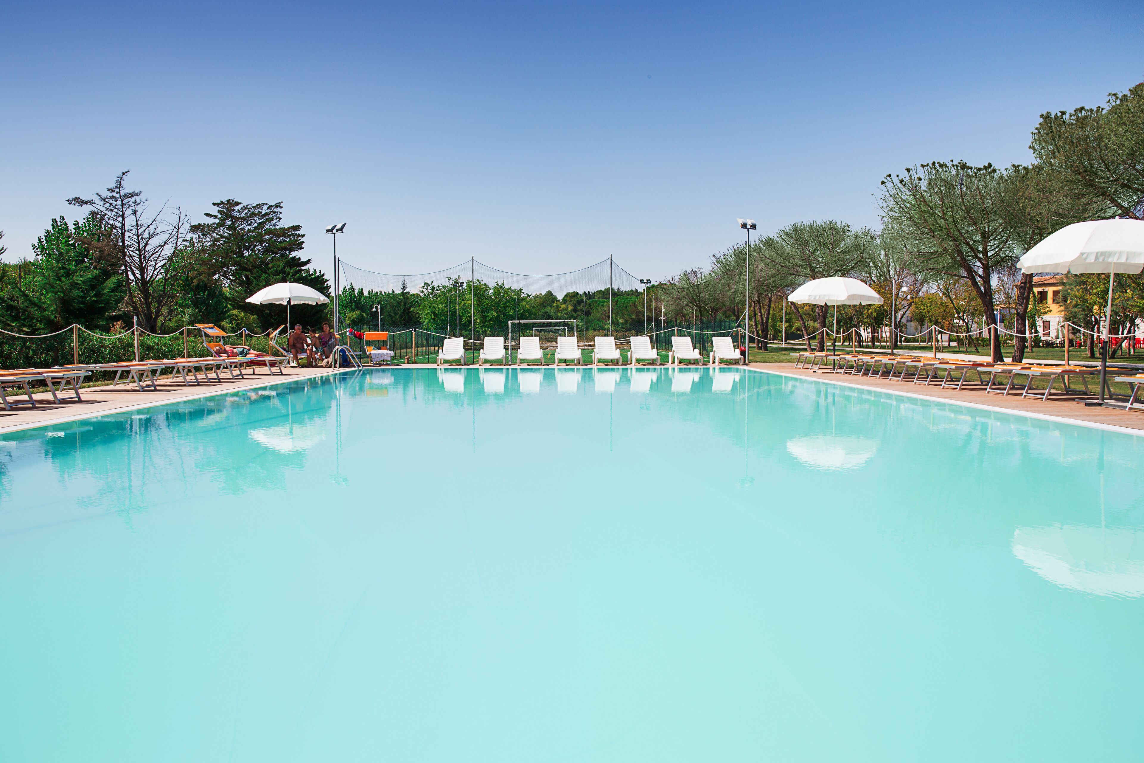 Piscina stagionale all'aperto, ombrelloni da piscina, lettini