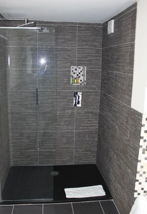 Shower, free toiletries, towels - The Manifold Inn (Buxton)