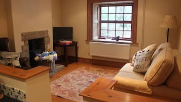 Standard Cottage, 2 Bedrooms | Living room | Flat-screen TV