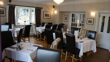 Serveert lunch en diner, lokale gerechten