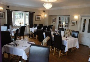 Déjeuner et dîner servis sur place, spécialités Cuisine locale