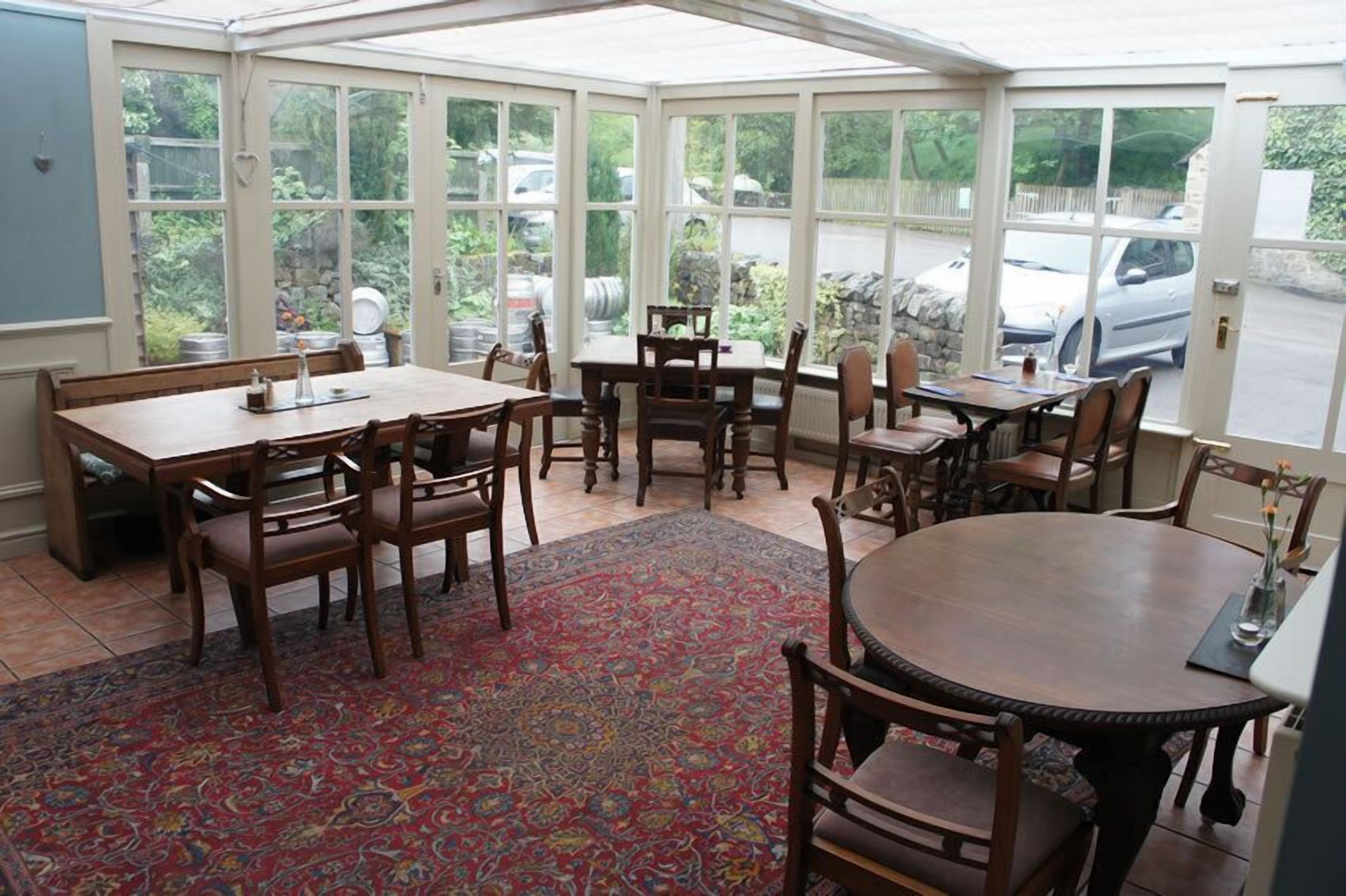 供應午餐和晚餐，當地料理