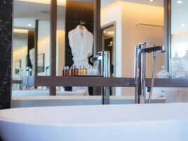 Junior-Zimmer | Hochwertige Bettwaren, Schreibtisch, Bügeleisen/Bügelbrett