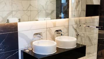 Bañera con ducha, artículos de tocador gratuitos, secador de pelo