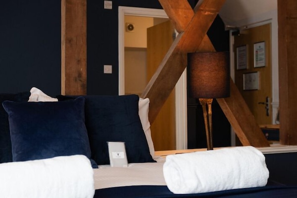 Triple Room (Deluxe Triple Room) | Individually decorated, individually furnished, desk, iron/ironing board