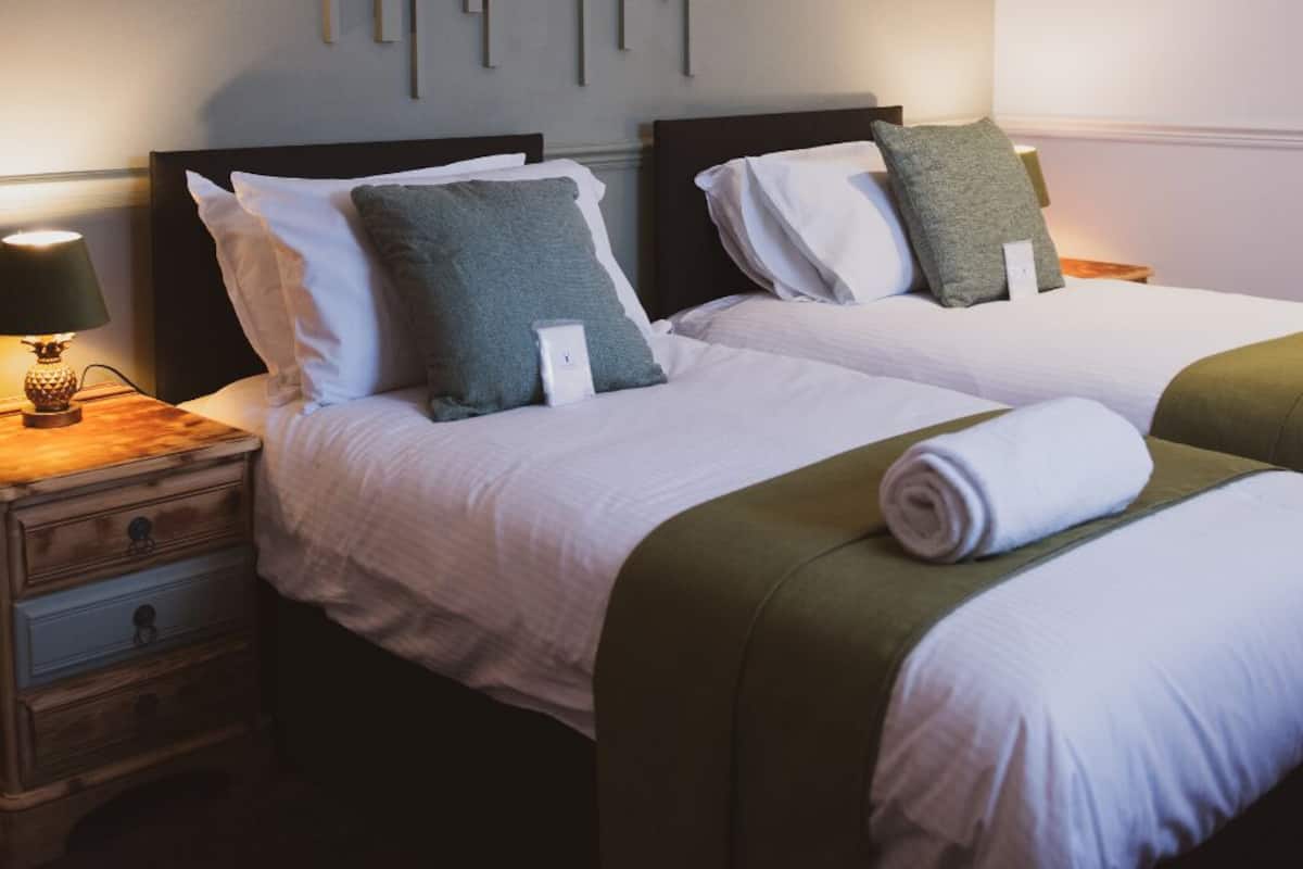 Twin Room (Standard Twin Room) | Individually decorated, individually furnished, desk, iron/ironing board