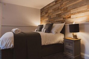雙人房 (Standard Double Room) | 獨特裝潢、布置獨特、書桌、熨斗/熨衣板