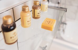 Douche, douche à « effet pluie », articles de toilette gratuits