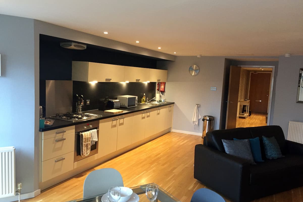 Standaard appartement, 2 slaapkamers (with sofa bed, Tolbooth King for 6) | Privékeuken | Een koelkast, een magnetron, een oven, een kookplaat