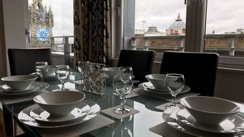 Standard-Apartment, 2 Schlafzimmer (Tolbooth for 6) | Essbereich im Zimmer