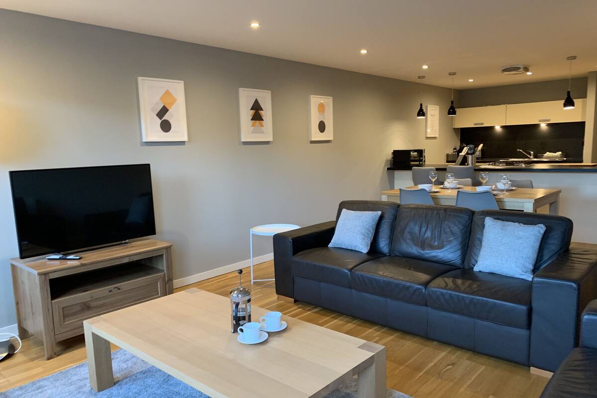 Two Bedroom Watson Apartment | Area keluarga | Smart TV 50-inci dengan saluran TV digital