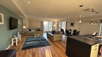 Superior Apartment, 2 Bedrooms | Ruang tamu | 50 inci sebuah televisyen pintar dengan digital