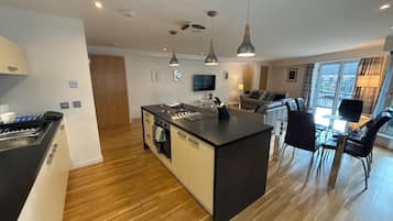 Apartemen Superior, 2 kamar tidur, pemandangan kota (KING4) | Dapur pribadi | Lemari es, microwave, oven, dan kompor