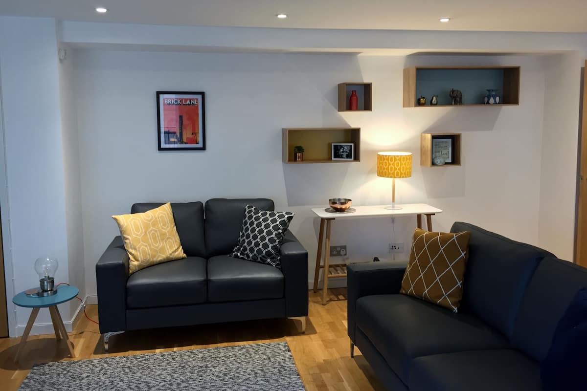 Appartement, 2 slaapkamers (Tolbooth for 4) | Woonkamer | Een flatscreentelevisie