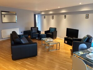 Leilighet – standard, 2 soverom (with sofa bed, Tolbooth King for 6) | Oppholdsområde | Flatskjerm-TV