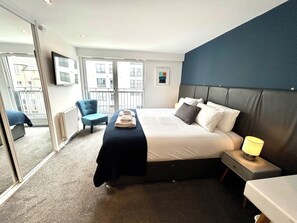 Superior-Apartment, 2 Schlafzimmer | 1 Schlafzimmer, individuell dekoriert, individuell eingerichtet