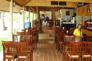 Breakfast, lunch, dinner served; beach views - Samui Beach Apartments (Koh Samui)