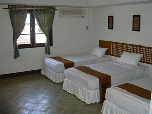 Escritorio, cunas gratuitas, camas supletorias y wifi gratis