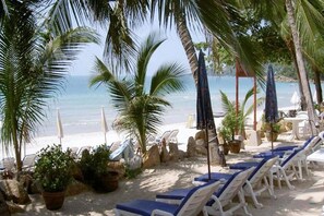 Ubicación a pie de playa, tumbonas, sombrillas y masajes en la playa