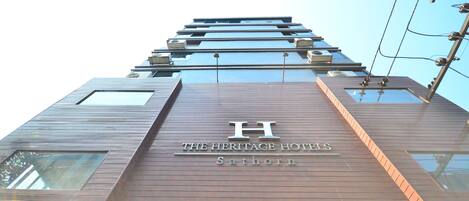 Vista frontal de la propiedad