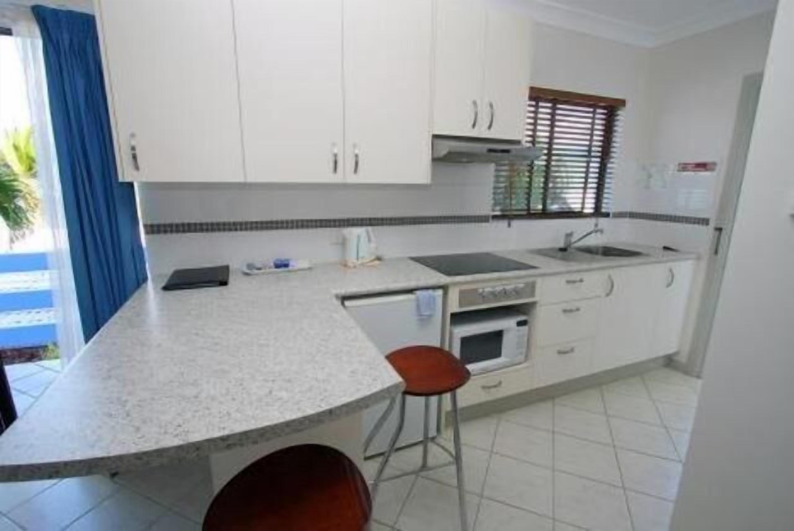 fridge, coffee/tea maker, electric kettle