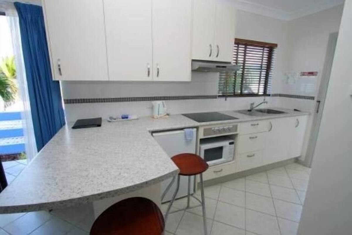 fridge, coffee/tea maker, electric kettle