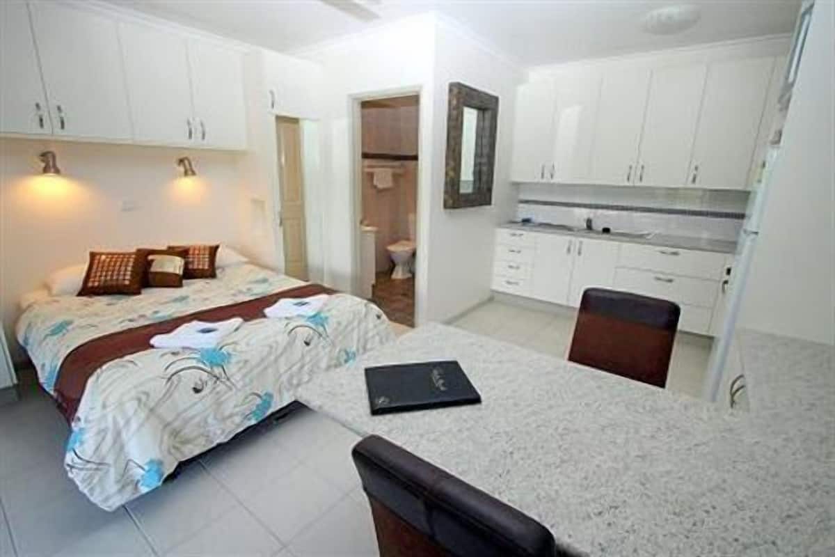 executive studio, ocean view (min 3 night stay) | individually decorated, blackout curtains, iron/ironing board